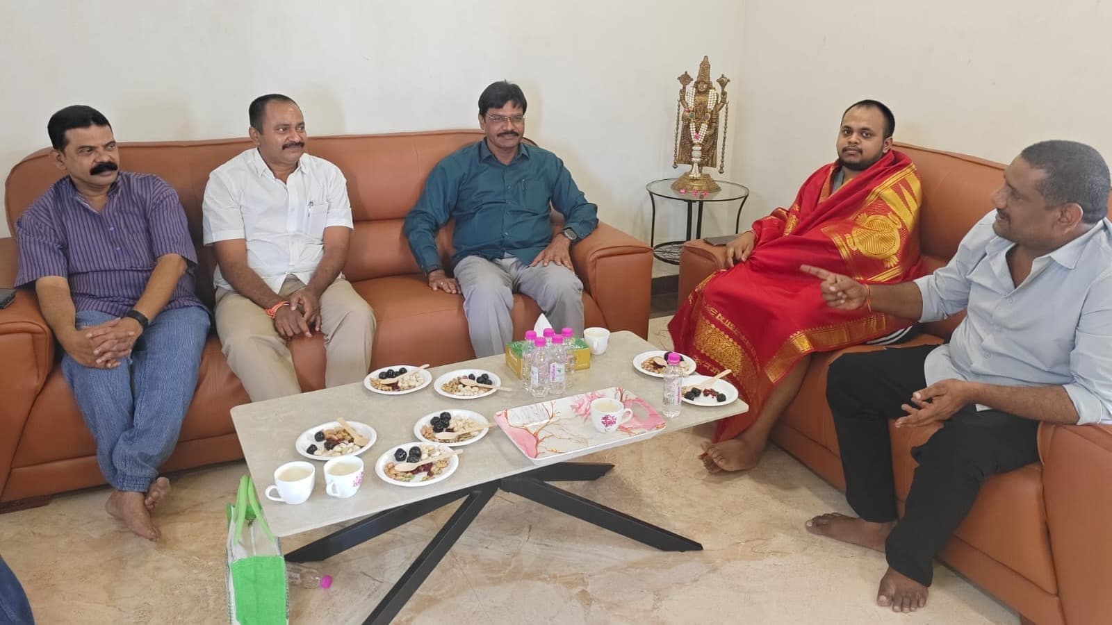 బోడేపూడి విఘ్నేష్‌ను పరామర్శించిన ఎంపీ భాష్యం రామకృష్ణ