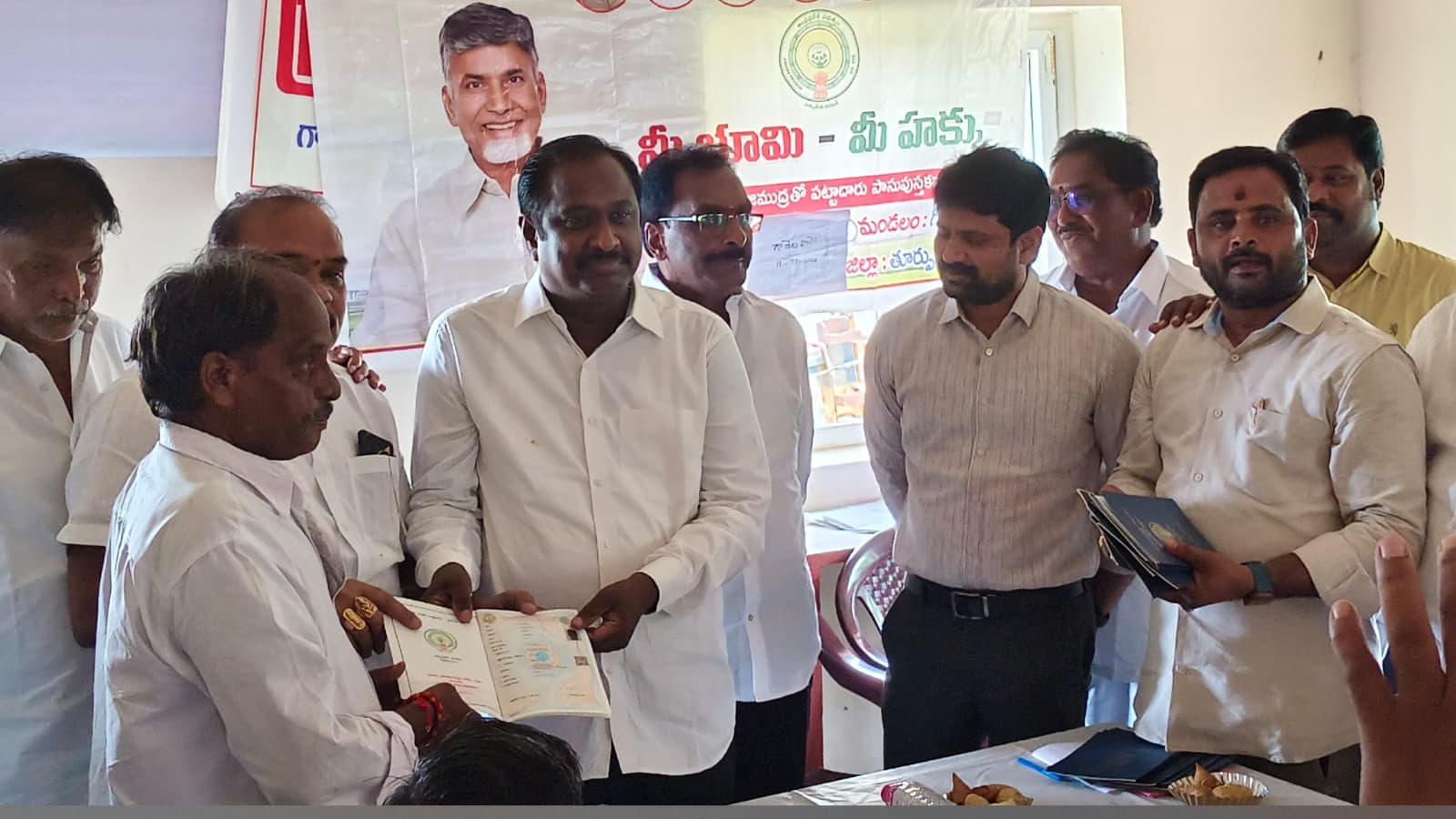 రైతులకు పట్టాదారు పాస్ పుస్తకాలు పంపండి: తహశీల్దార్ రామకృష్ణ