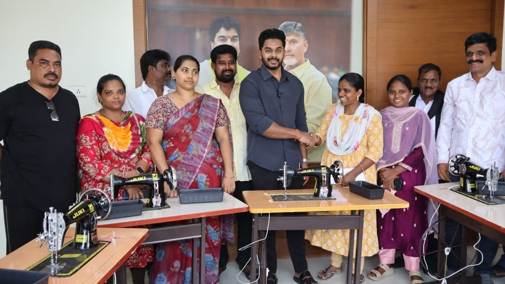 పి4 పథకంతో నలుగురు మహిళలకు కుట్టుమిషన్లు అందించిన బొండా సిద్ధార్థ