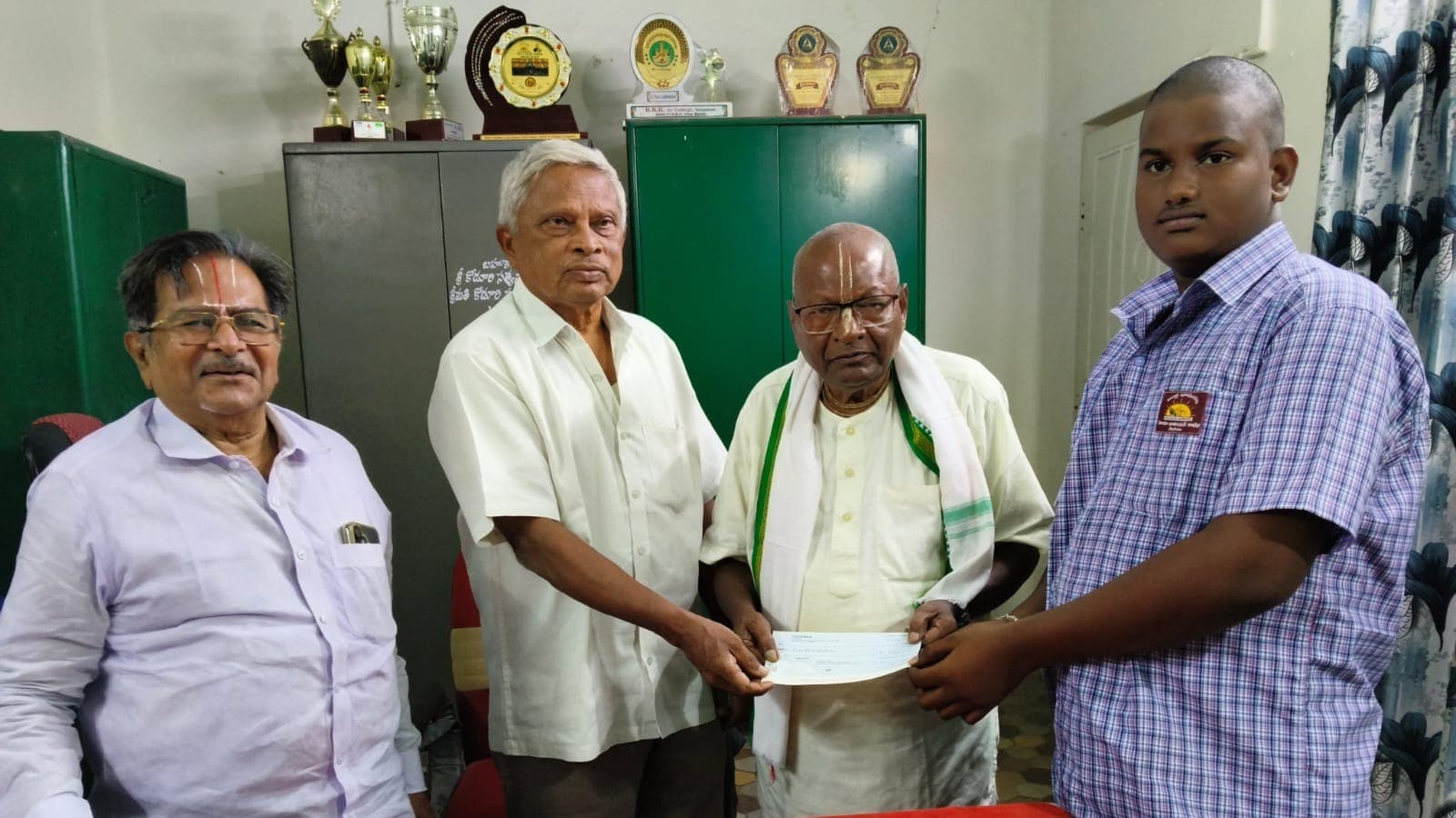 విద్యార్థి ఫీజుకు రూ.5 వేల సాయం చేసిన సేవా ట్రస్ట్
