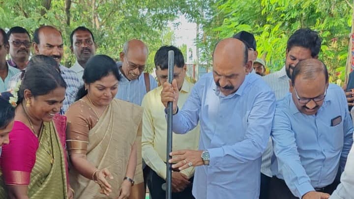 రూ.50 లక్షల డ్రైనేజీ పనులకు భూమిపూజ చేసిన ఫరూక్
