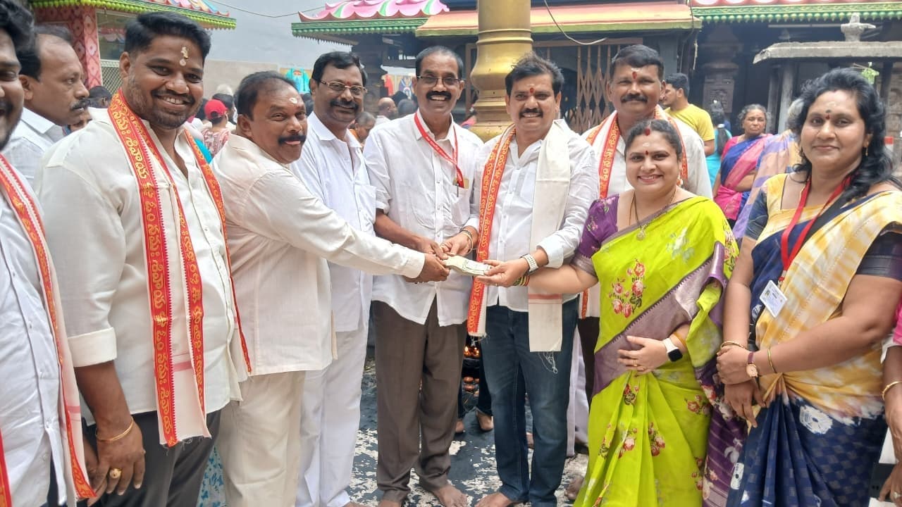 కాశీ విశ్వేశ్వర ఆలయానికి రూ.50 వేల విరాళం అందజేత