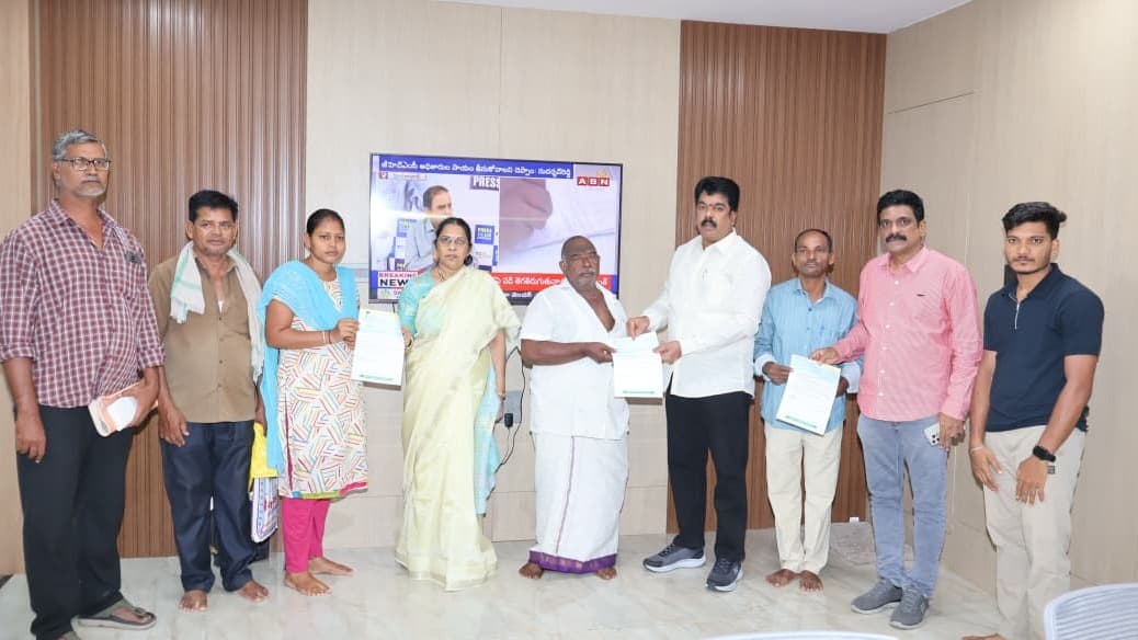 సీఎంఆర్ఎఫ్ చెక్కులు అందజేసిన ఎమ్మెల్యే బొండా ఉమ