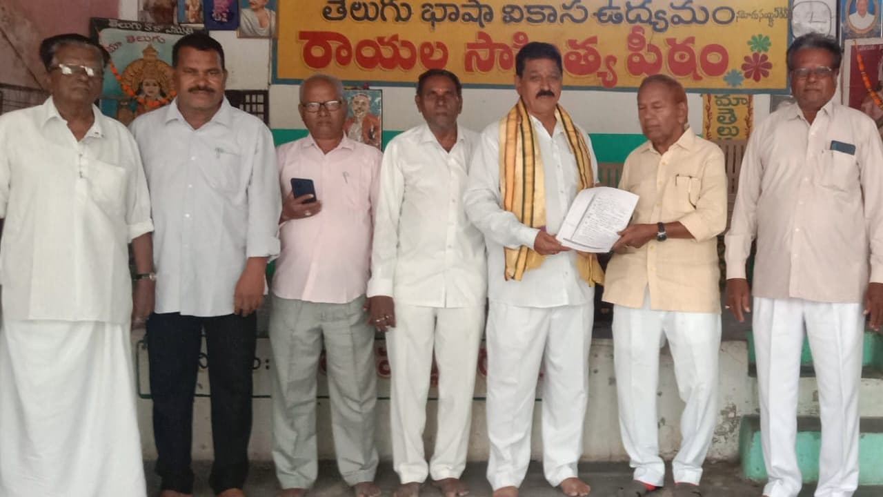 కళాకారులు ఓటు హక్కు కోల్పోకూడదు: హనుమంతరావు చౌదరి