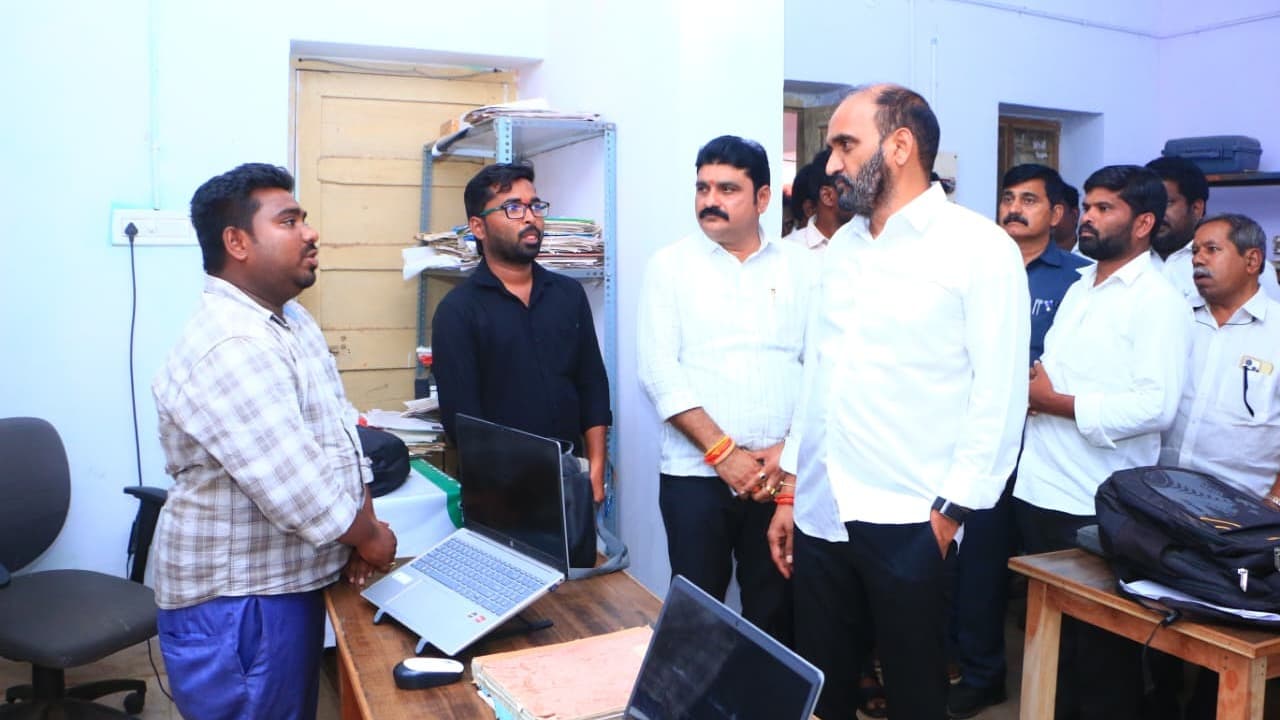 కలిగిరి తహసీల్దార్ కార్యాలయంలో ఎమ్మెల్యే కాకర్ల తనిఖీ