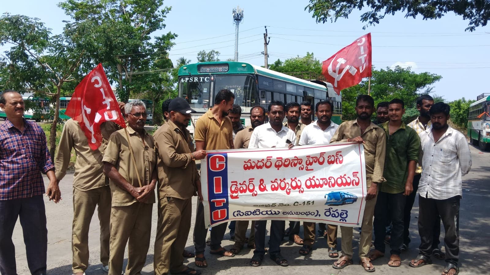 జీతాల పెంపు డిమాండ్‌తో ఆర్టీసీ హైర్ బస్ డ్రైవర్ల బంద్