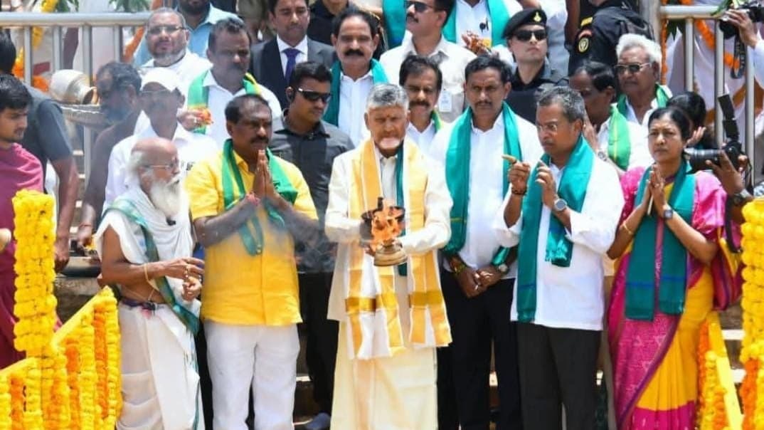 కృష్ణా తీరంలో చంద్రబాబు జలహారతి..