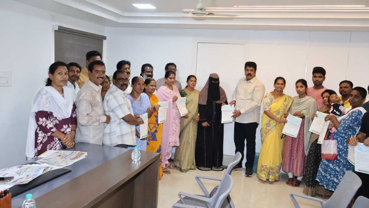 13 మందికి రూ.8 లక్షల సీఎం రిలీఫ్ చెక్కులు అందించిన బొండా ఉమా