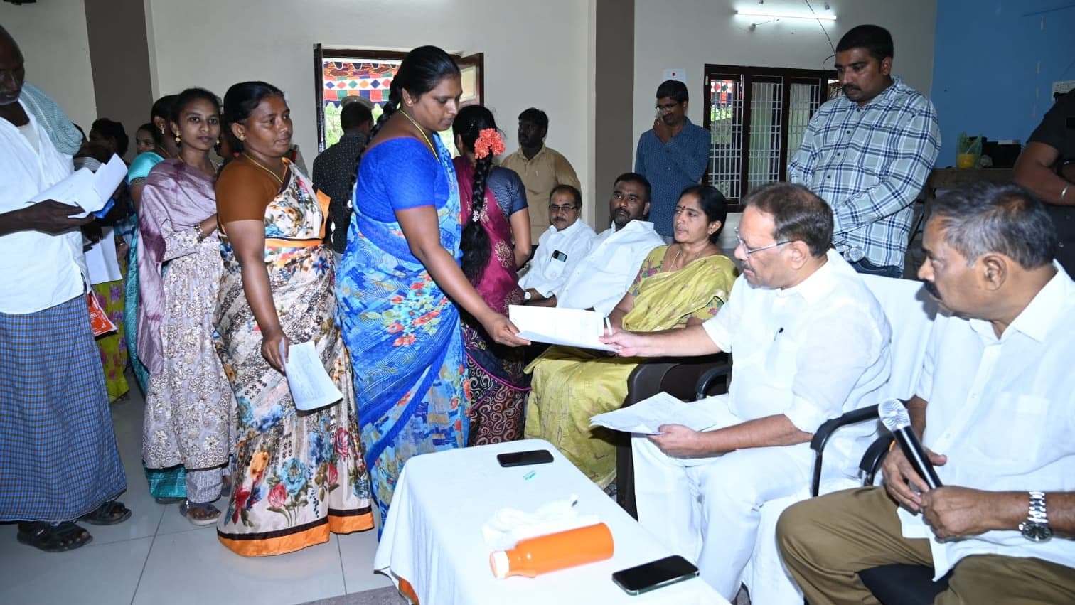 వేమూరులో ‘మీకోసం’ కార్యక్రమంలో ప్రజల వినతుల స్వీకరణ