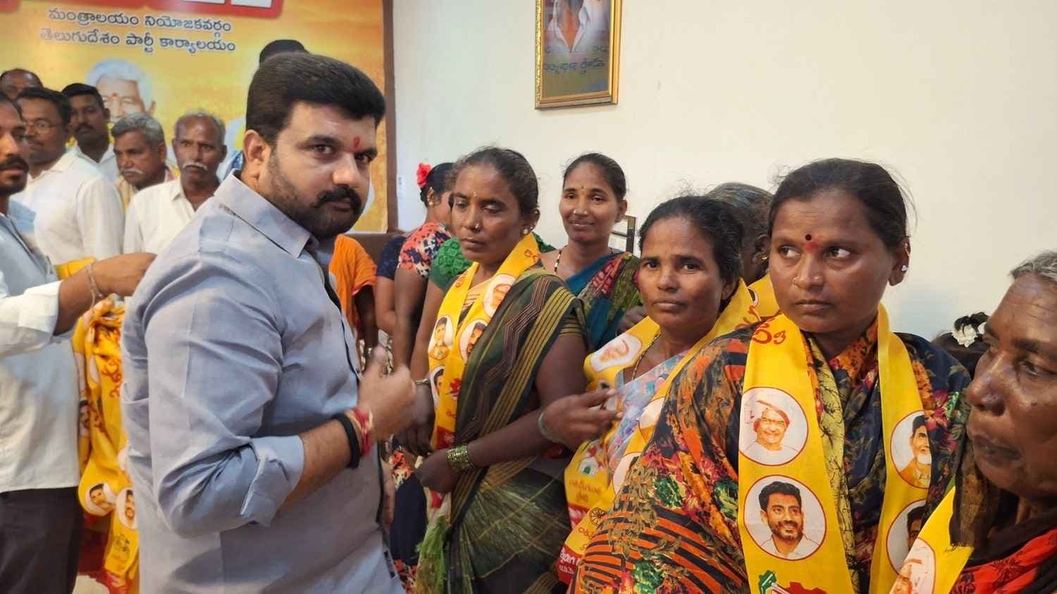 ఎన్. రాఘవేంద్ర రెడ్డి సమక్షంలో టీడీపీలో భారీ చేరికలు