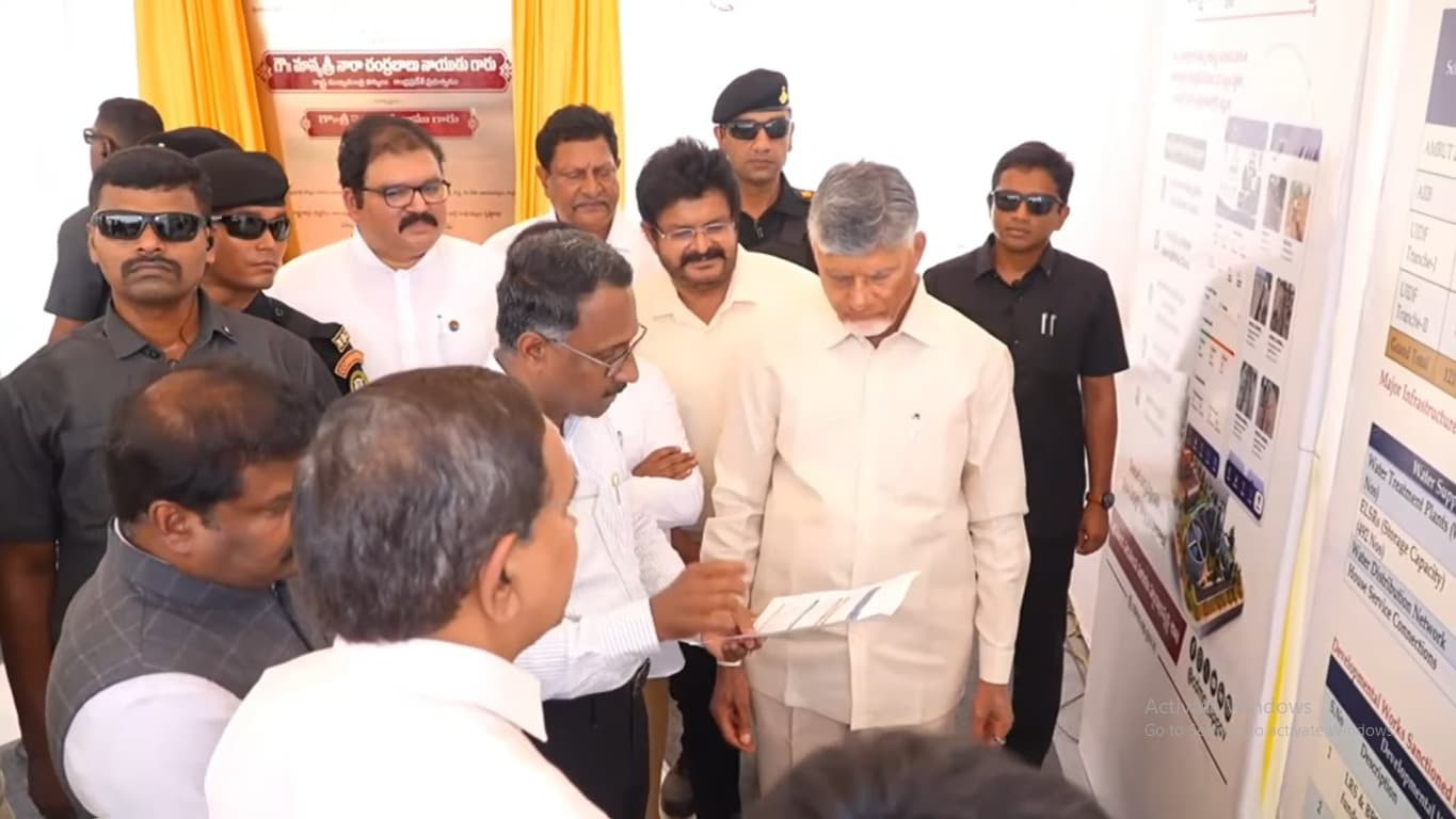 గుడివాడలో స్వచ్ఛాంధ్ర-స్వర్ణాంధ్ర కార్యక్రమంలో సీఎం చంద్రబాబు