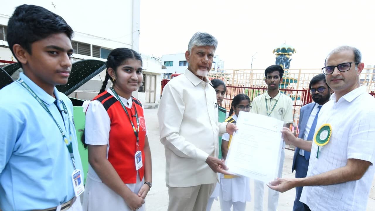 గుడివాడ పాఠశాలలో బల్క్ వేస్ట్ ధృవపత్రం అందించిన సీఎం చంద్రబాబు