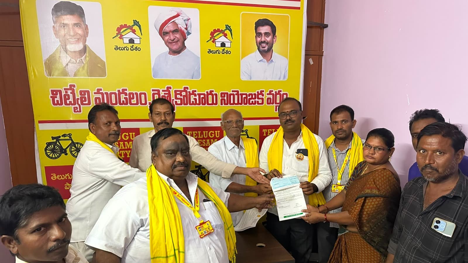 చిట్వేలిలో లబ్ధిదారులకు సీఎంఆర్‌ఎఫ్ చెక్కుల పంపిణీ