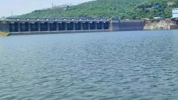 శ్రీశైలం జలాశయానికి పెరుగుతున్న వరద నీరు..!