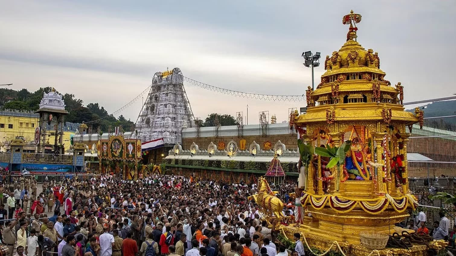 టోకెన్లు లేని భక్తులకు శ్రీవారి సర్వదర్శనానికి 20 గంటల సమయం..!