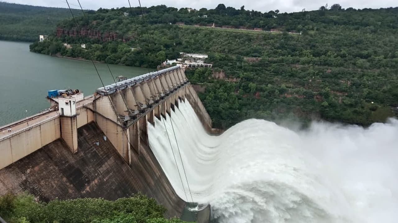 శ్రీశైలం నుంచి భారీగా నీటి విడుదల..