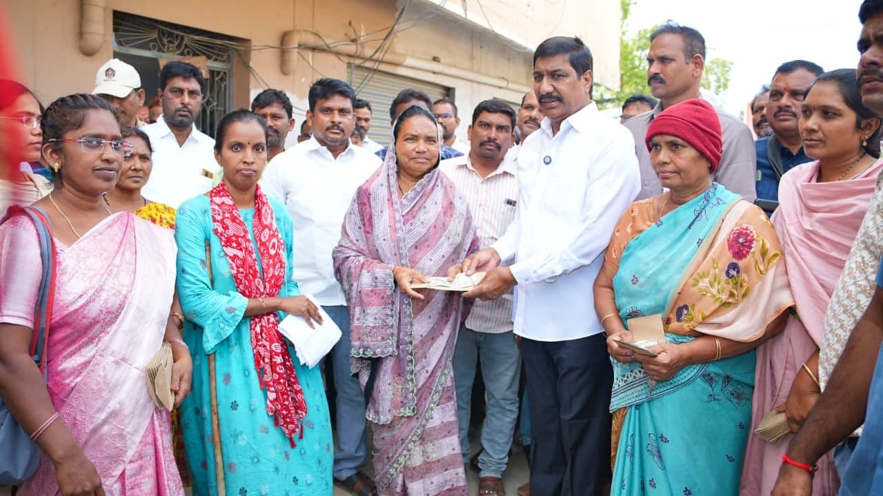 పింఛన్ల పంపిణీ కార్యక్రమంలో పాల్గొన్న మంత్రి బీసీ జనార్థన్ రెడ్డి