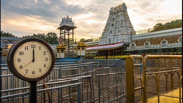 తిరుమలలో టోకెన్లు లేని భక్తులకు 18 గంటల నిరీక్షణ