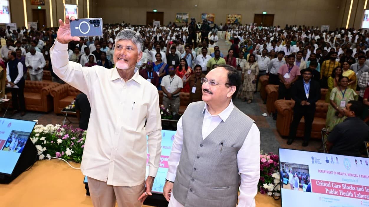 సభా వేదికపై చంద్రబాబు-నడ్డా సెల్ఫీ.. స్పెషల్ మూమెంట్