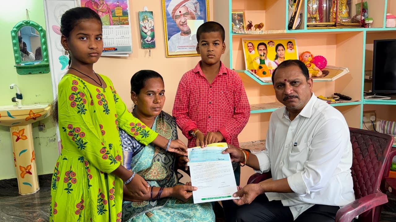 టీడీపీ కార్యకర్త కుటుంబానికి దగ్గుపాటి ప్రసాద్ భరోసా