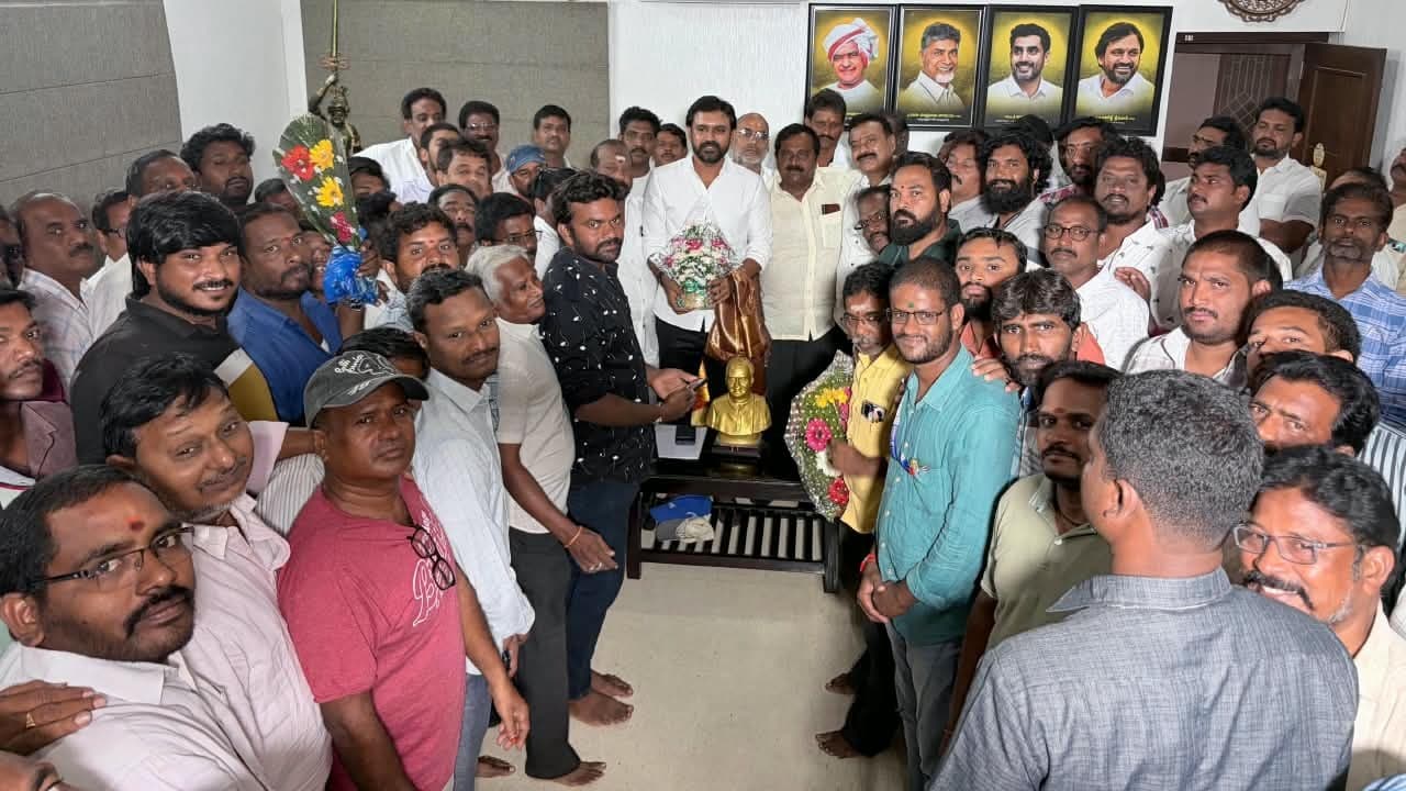 కార్మిక భవన్‌కు రూ.60 లక్షలు మంజూరు: ఆదిరెడ్డి శ్రీనివాస్