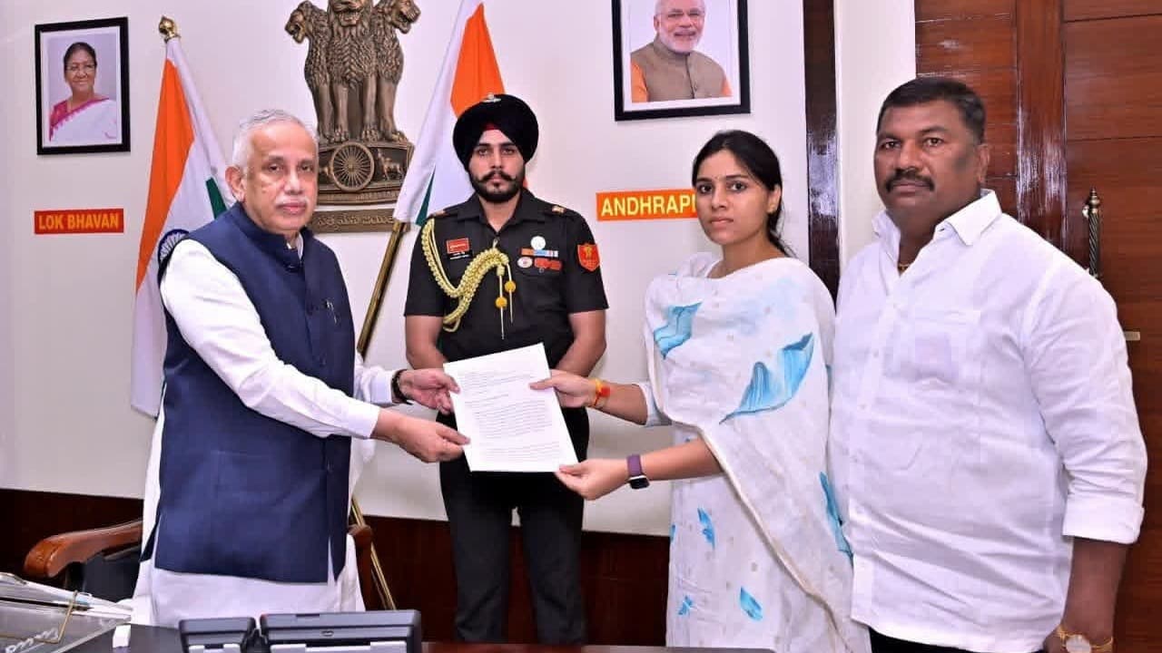 గవర్నర్‌ను కలిసిన జోగి మేఘన..