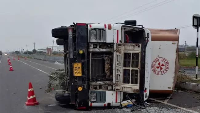 మద్దిపాడులో కంటైనర్ బోల్తా..