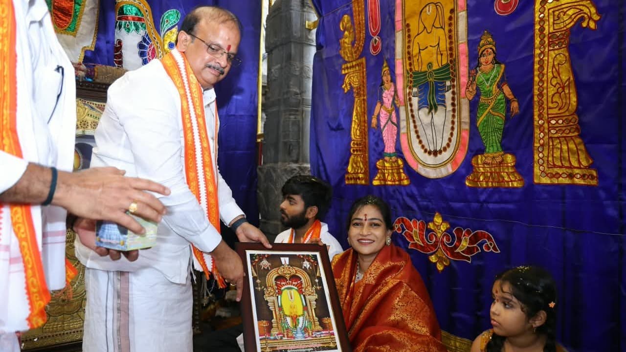 కుటుంబ సమేతంగా సింహాచలం అప్పన్నను దర్శించుకున్న అనిత