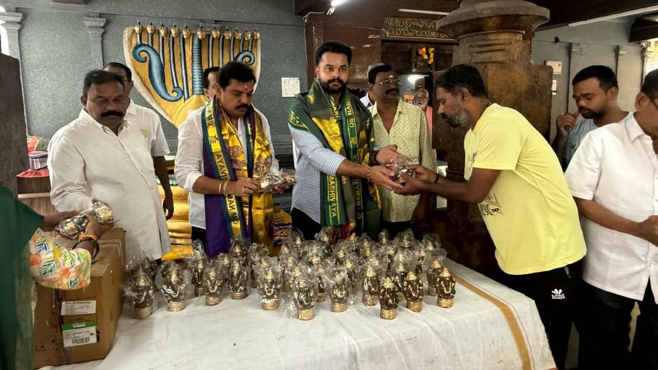 బొండా రవితేజ ఆధ్వర్యంలో మట్టి వినాయకుల ఉచిత పంపిణీ