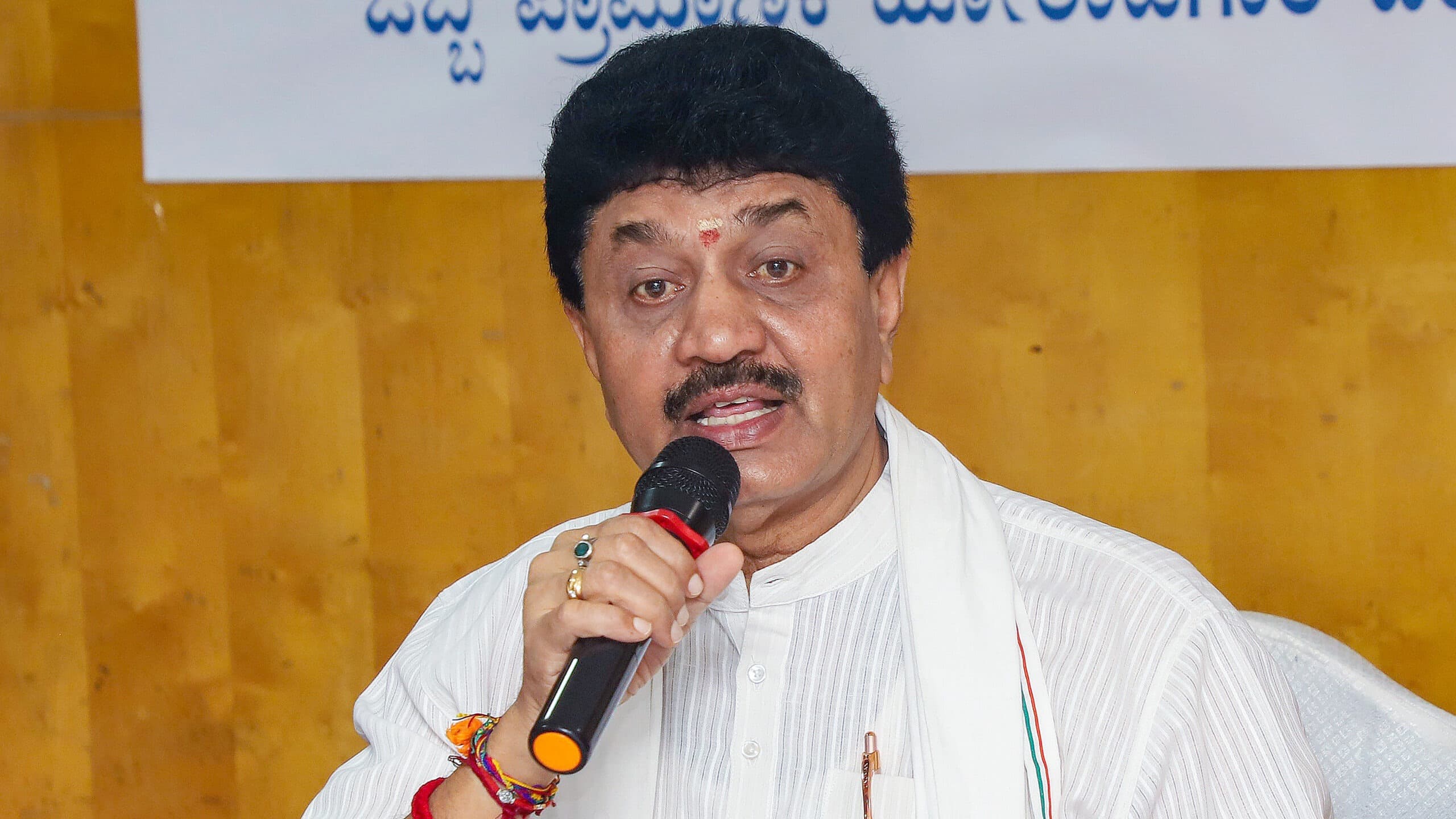 కాంగ్రెస్‌లో చేరిన మాజీ ఎమ్మెల్యే నరేంద్రబాబు