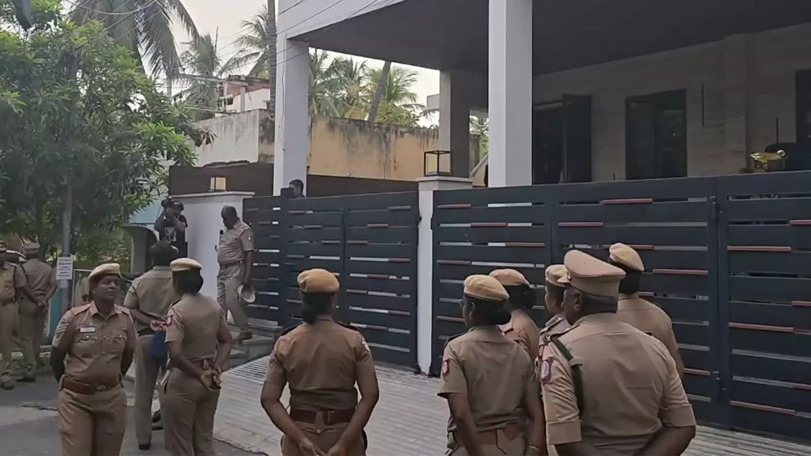 అన్బిల్ మహేష్ నివాసంలో సీసీబీ సోదాలు..!
