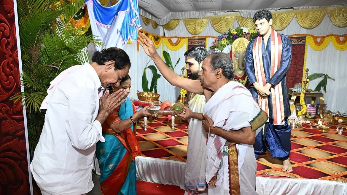 తాతయ్య కేసీఆర్‌తో కలిసి గణపయ్యకు హిమాన్షు ప్రత్యేక పూజలు
