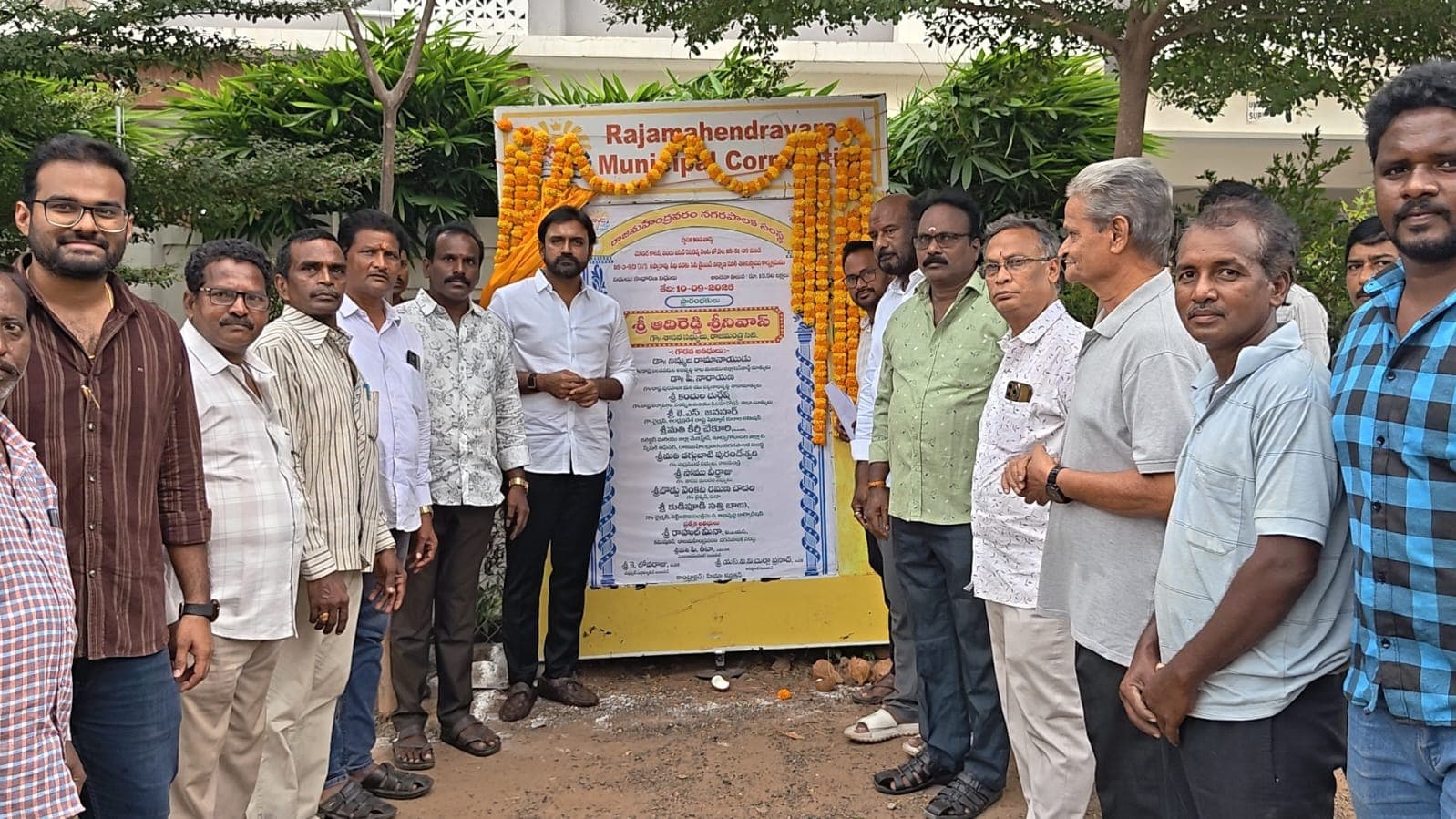 ప్రజా అవసరాలే ప్రాధాన్యం: ఆదిరెడ్డి