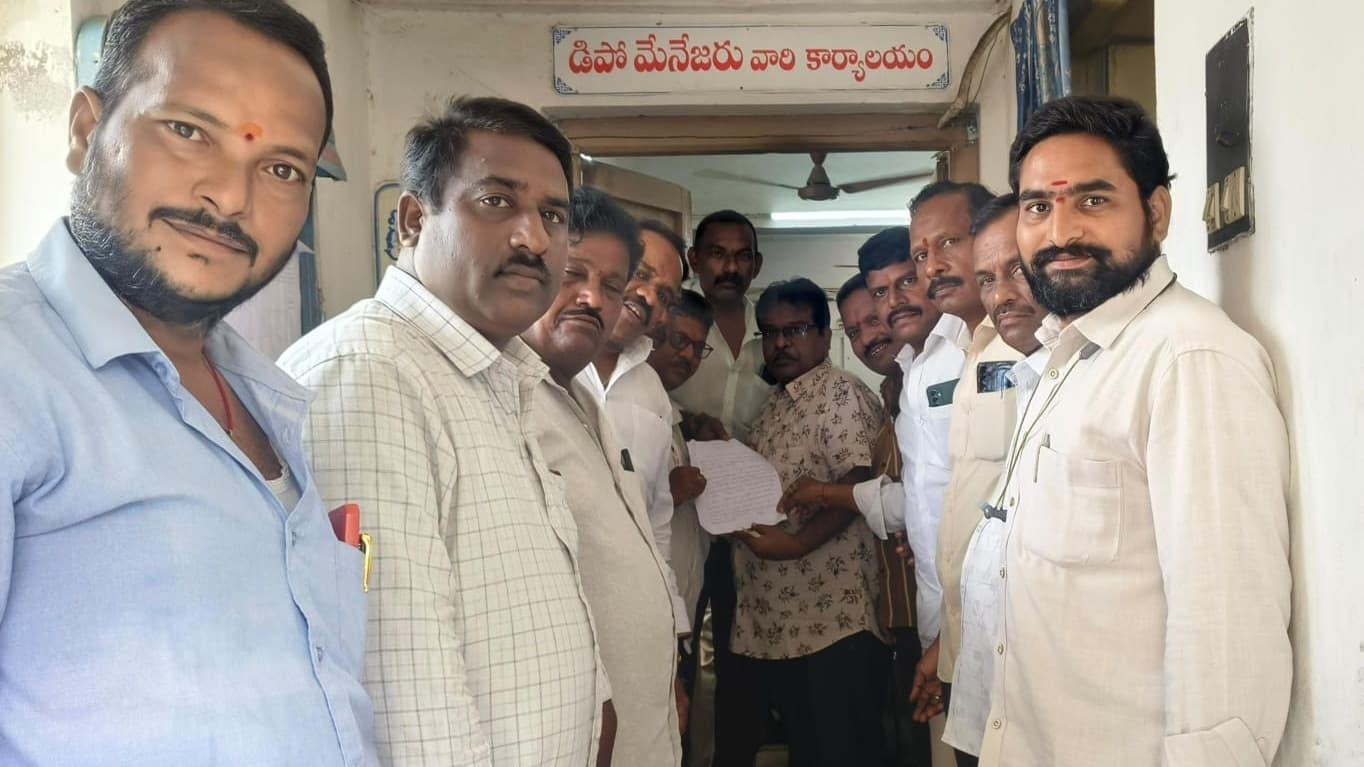 డిపోకు బస్సుల సంఖ్య పెంచాలని డిపో మేనేజర్ కు వినతి
