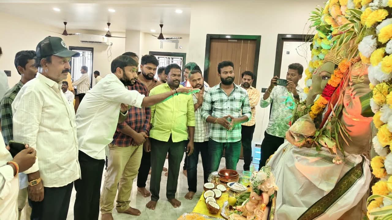 గణేష్ నిమజ్జనంలో పాల్గొన్న మద్దులూరి మహేంద్రనాథ్