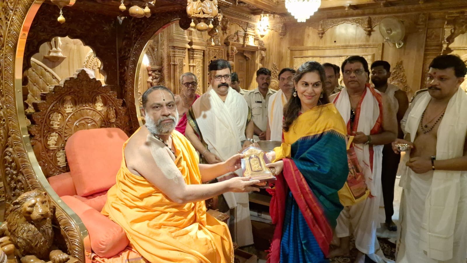 మంత్రాలయంలో రాఘవేంద్ర స్వామిని దర్శించుకున్న ఉపాసన కొణిదెల