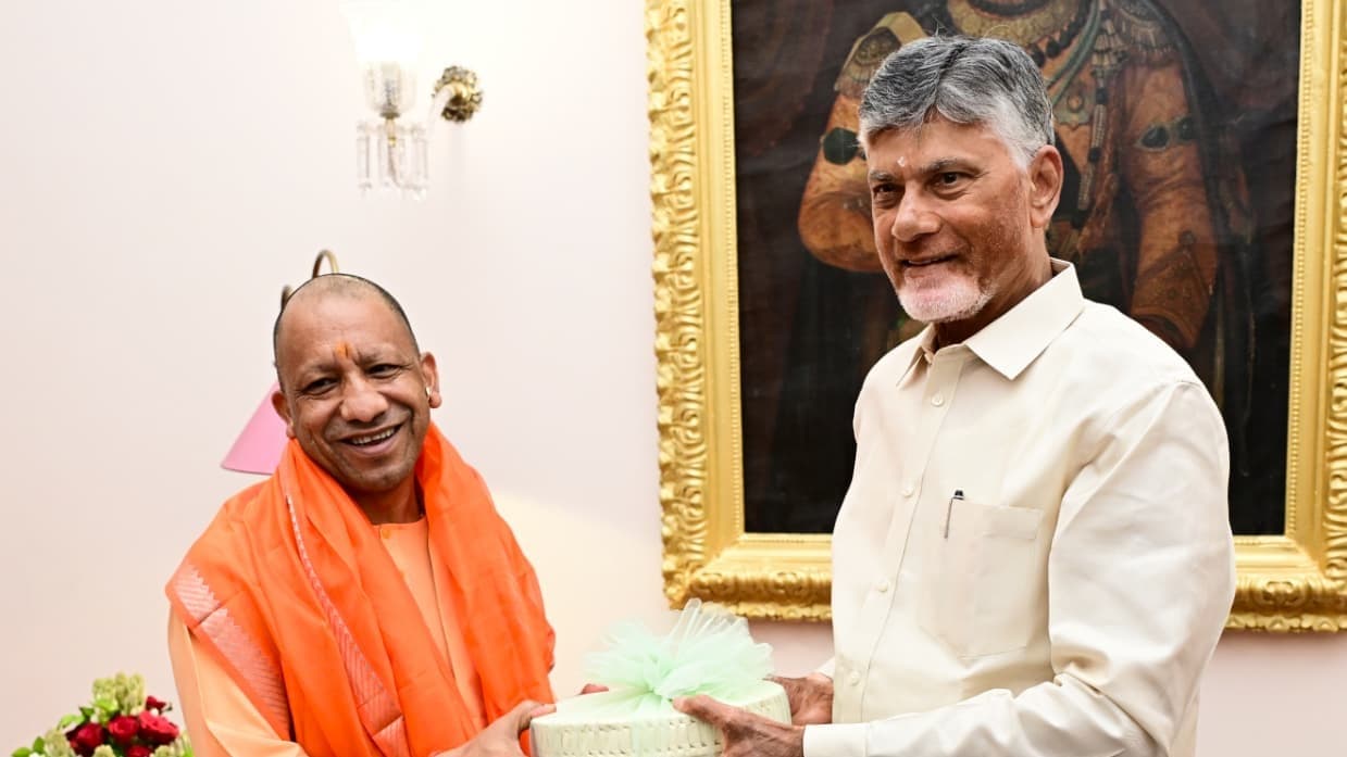 వారణాసిలో చంద్రబాబుకు ఘన స్వాగతం