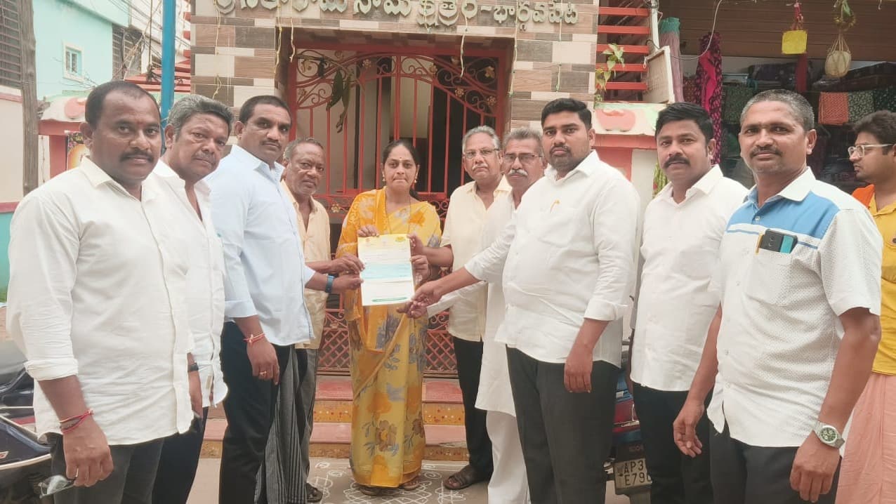 లోకేష్‌ చొరవతో మంగళగిరిలో సీఎంఆర్‌ఎఫ్‌ చెక్కుల పంపిణీ