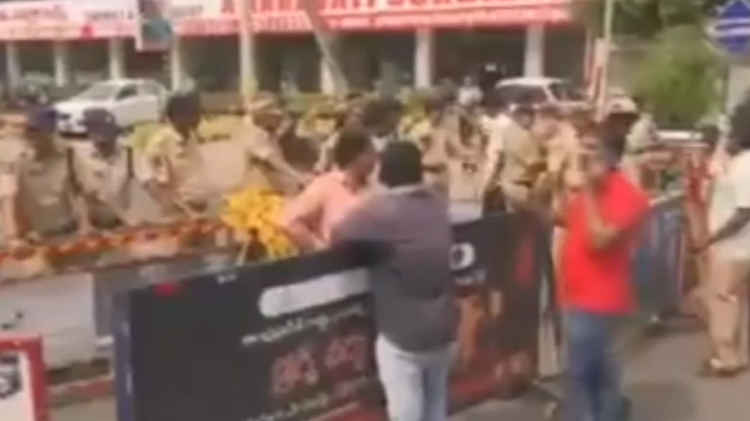 విజయవాడ శాప్ కార్యాలయం వద్ద ఉద్రిక్తత