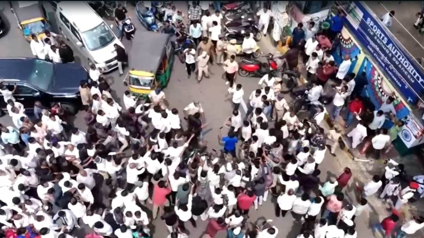 శాప్ కార్యాలయం వద్ద హైటెన్షన్