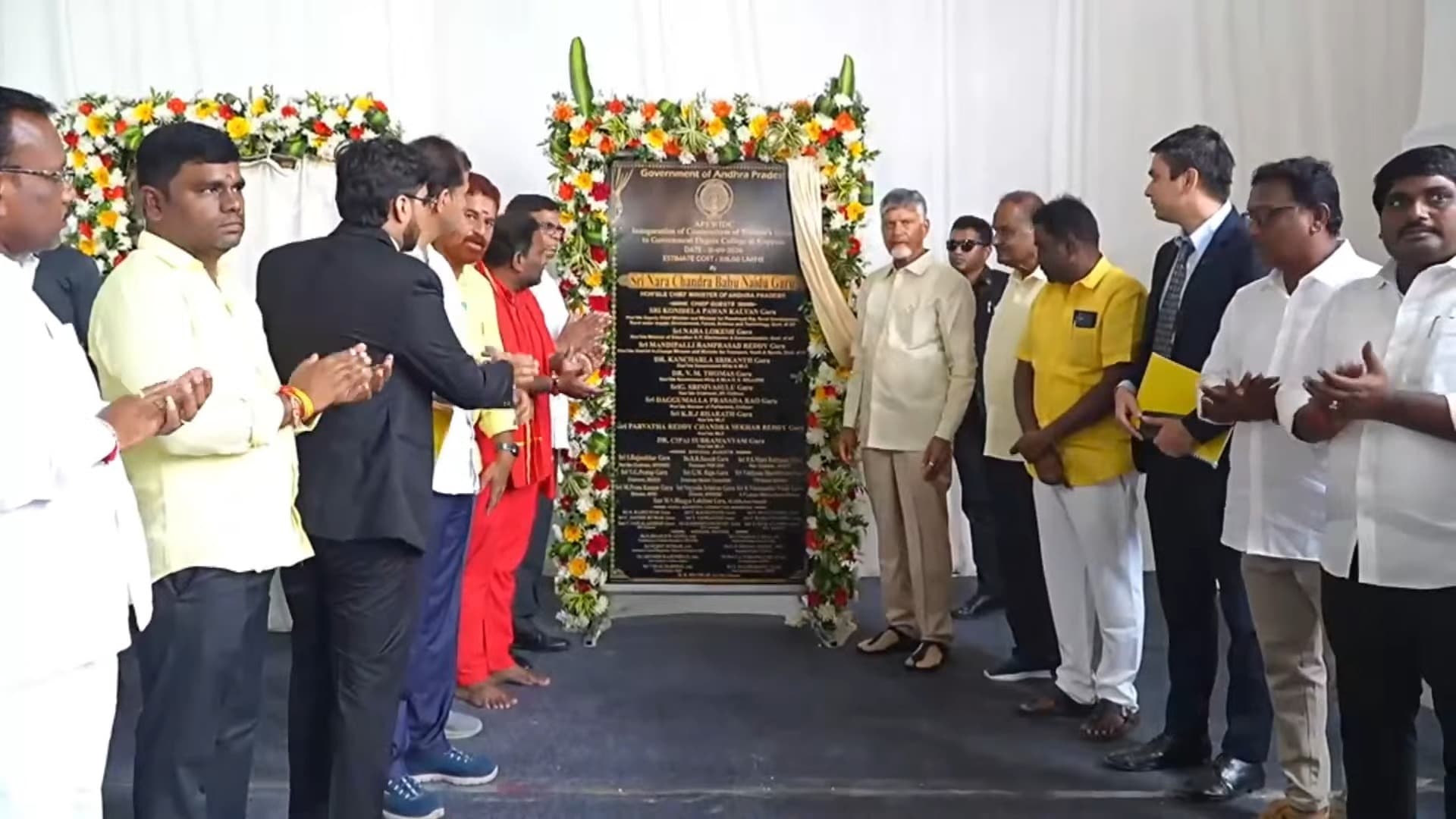 అభివృద్ధి పనులకు శంకుస్థాపనలు చేసిన చంద్రబాబు