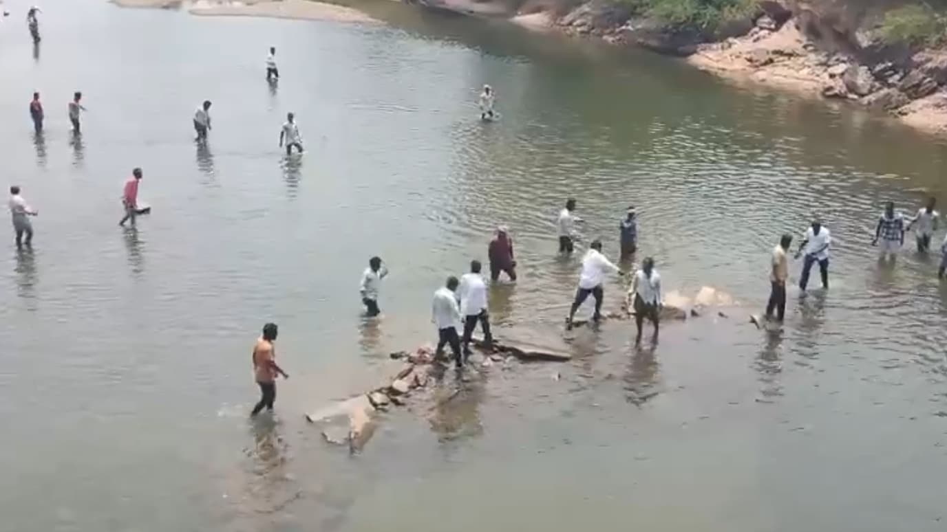 జూరాల వద్ద ఉద్రిక్తత.. పోలీసులతో రైతుల తోపులాట