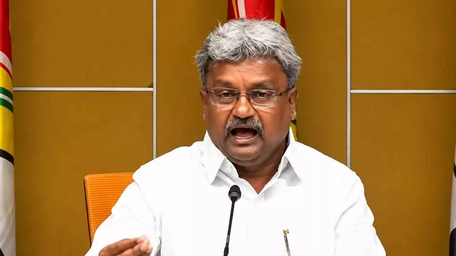 వైసీపీ నేతల రూపంలో అరాచక శక్తులు తిరుగుతున్నాయి: మాణిక్యరావు