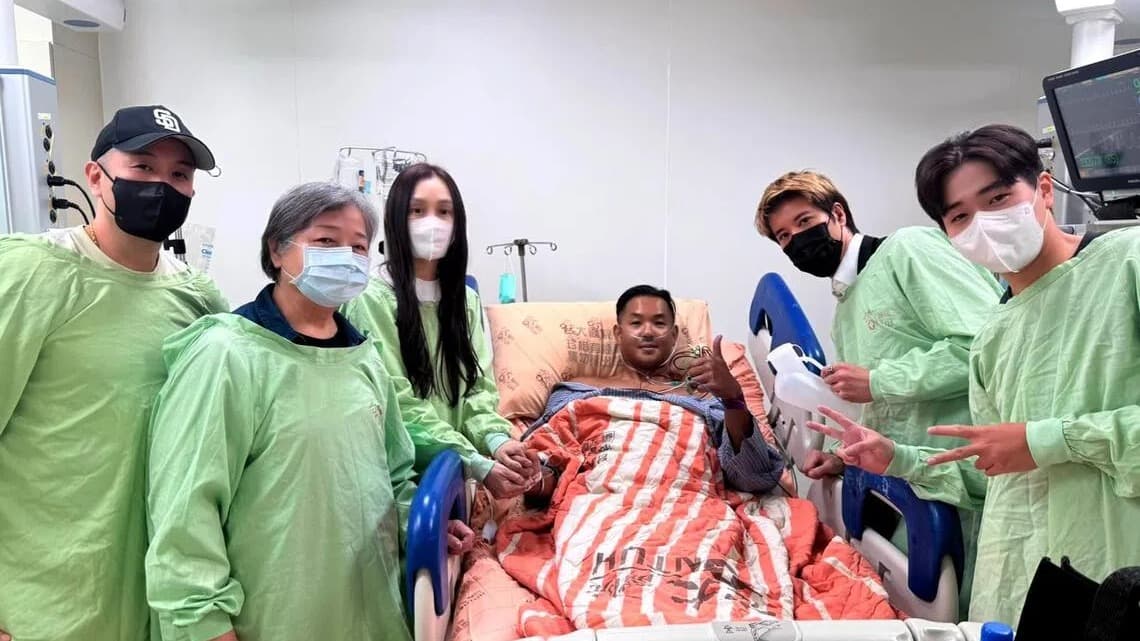 ఐసీయూ నిబంధనలు ఉల్లంఘించిన ఫొటోపై బ్లాకీ చెన్ క్షమాపణ