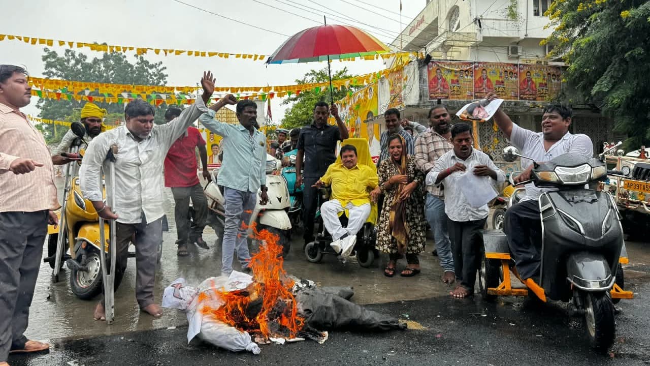 గుంటూరులో ఉపాధ్యాయులు, క్రీడాకారుల గౌరవంపై నిరసన