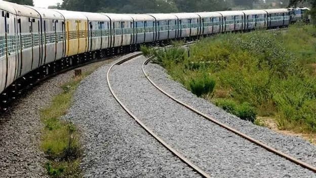 టెక్కలి సమీపంలో రైలు ప్రమాదం