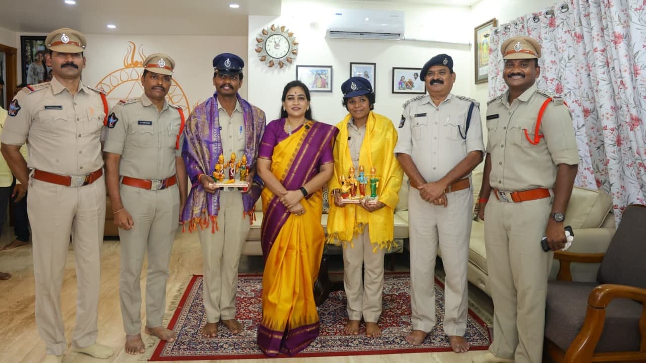 మహిళా కానిస్టేబుల్ విజయకు హోంమంత్రి అనిత సత్కారం