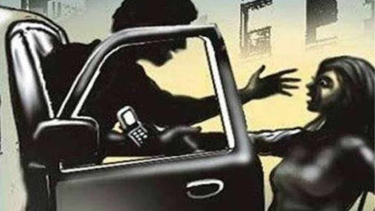 శంషాబాద్‌లో మహిళపై క్యాబ్ డ్రైవర్ దారుణం
