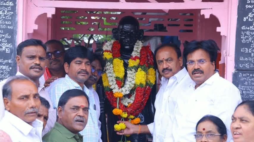 స్వాతంత్రం సాధించిపెట్టిన జాతిపిత మహాత్మా గాంధీ గారికి ఘన నివాళి