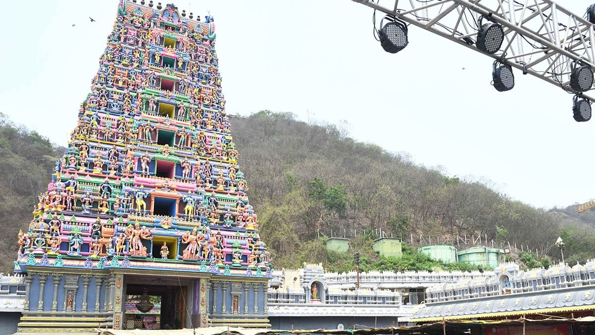 ఇంద్రకీలాద్రికి పోటెత్తిన భక్తులు